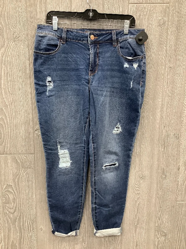 Stretch denim with spandex for added flexibilityJeans Cropped By Maurices In Blue, Size: 12