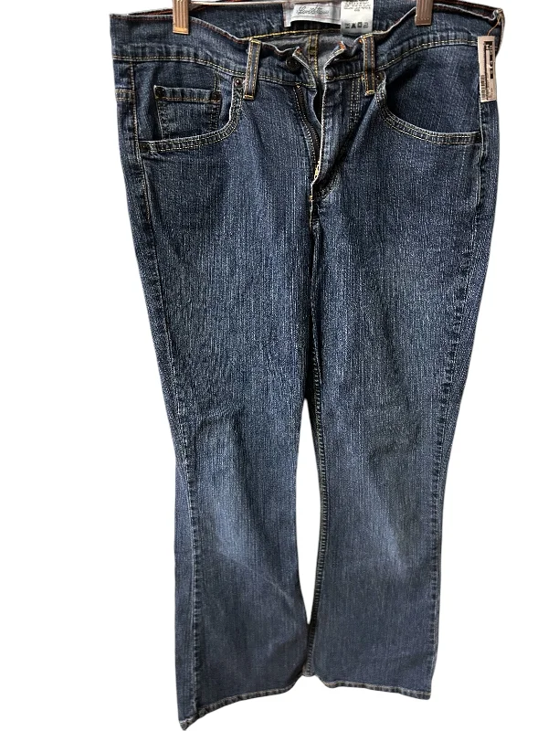 Stretch denim jeans with a fitted waist and loose legs for a comfortable and flattering fitJeans Boot Cut By Levis In Blue Denim, Size: 8p