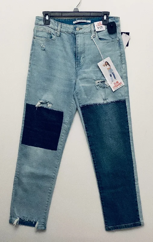 Jeans with a dark wash and subtle fading for a classic and timeless lookJeans Skinny By Celebrity Pink In Blue Denim, Size: 8